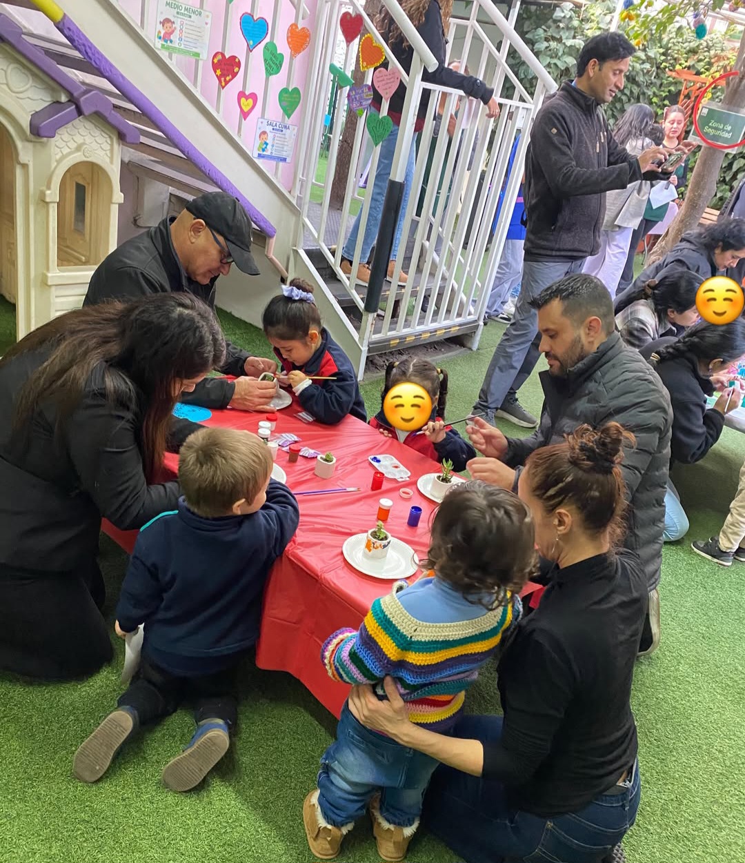 Niños y niñas celebrando el Día del Libro