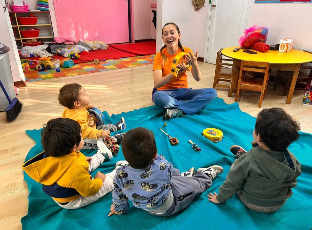 Familias y niños participando en una actividad creativa