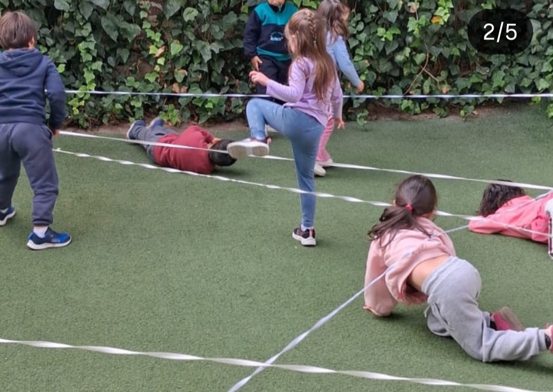 Educadora realizando una experiencia musical con niños y niñas