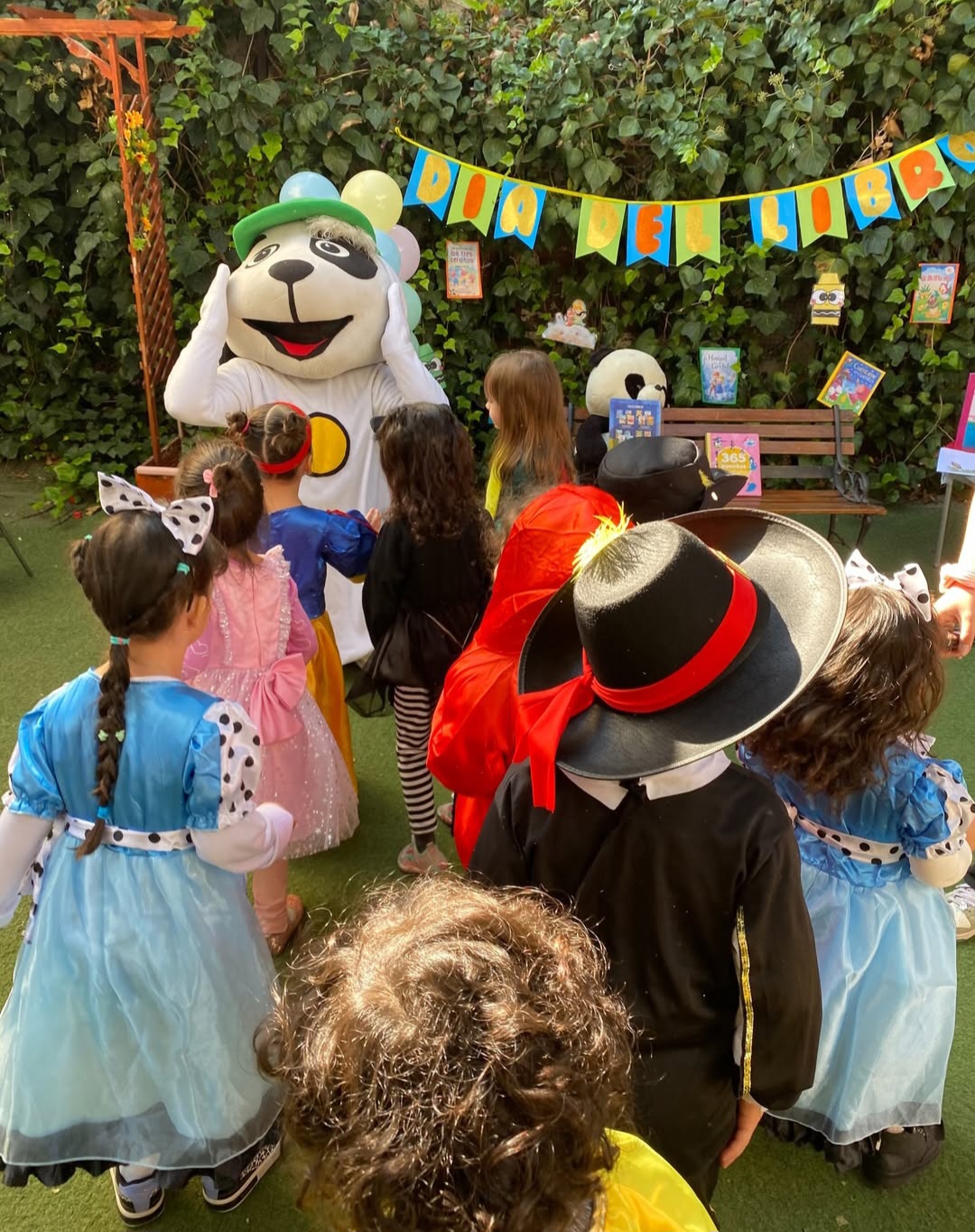 Niños y niñas participando en un circuito de movimiento