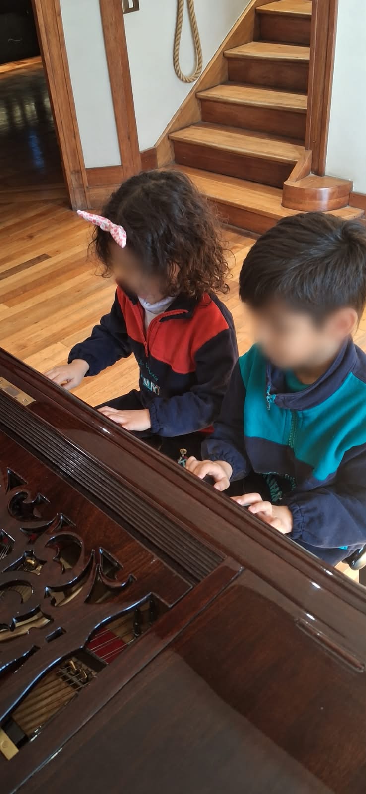 Niños y niñas participando en una celebración del Día del Libro