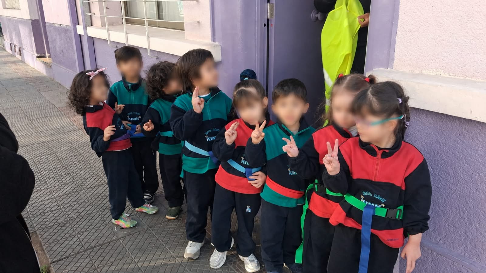 Niños y niñas explorando la música junto a un piano